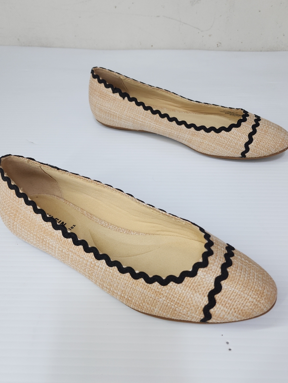 Anne Klein Scallop Trim Lux Ballet Flats - Picture 5 of 8